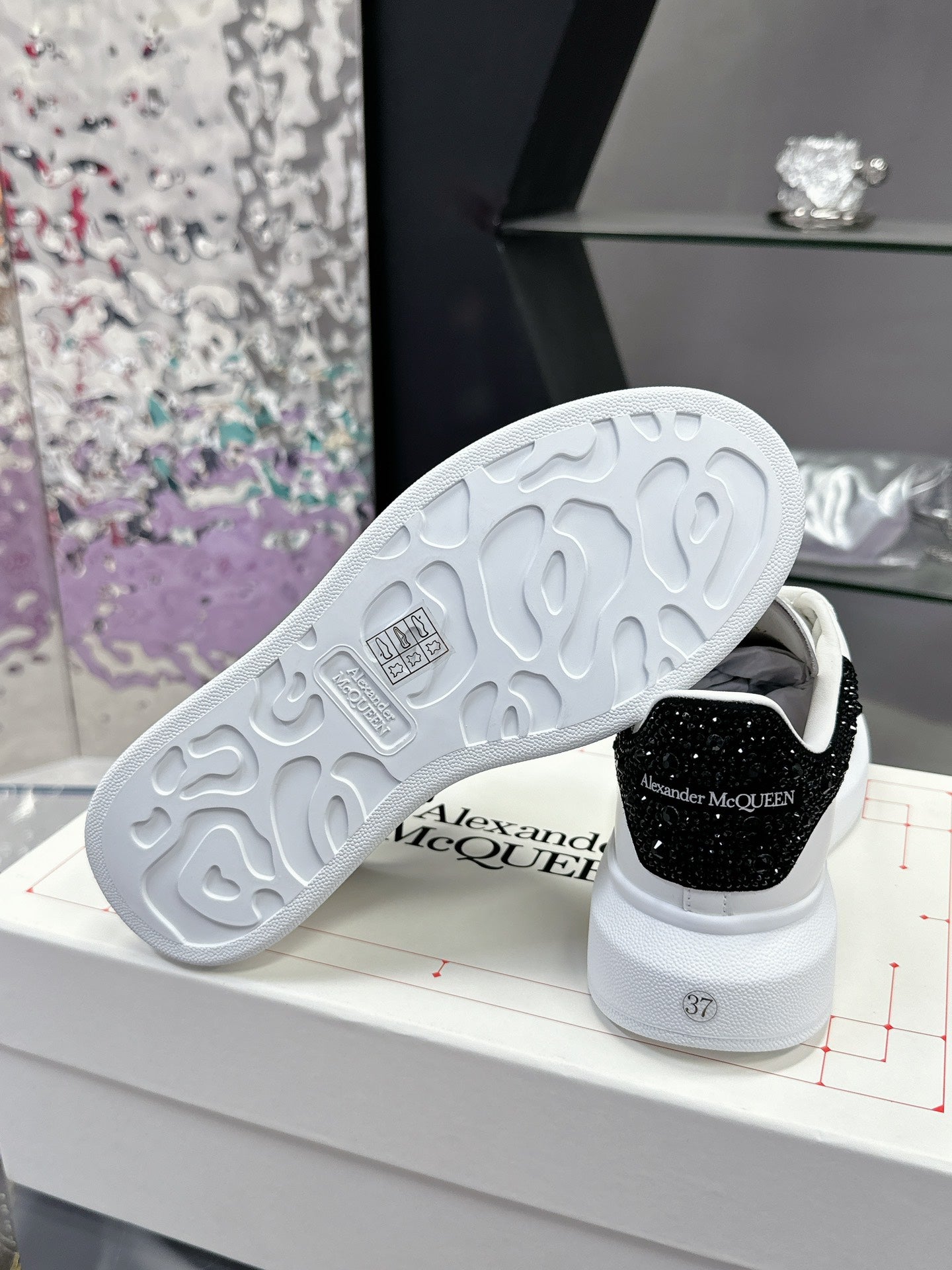 מקווין סניקרס לבן עם שחור נוצץ