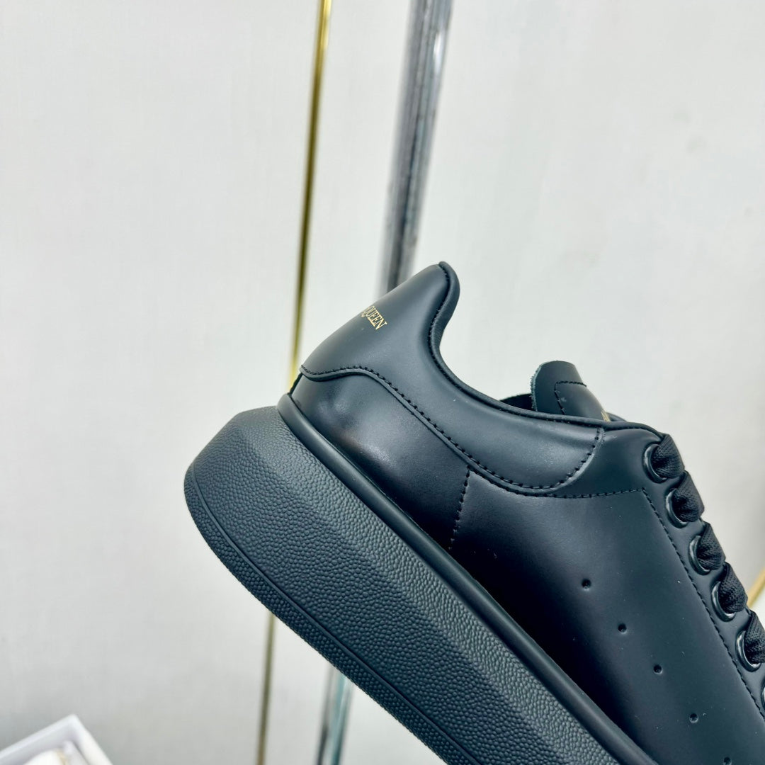 מקווין סניקרס שחור מט