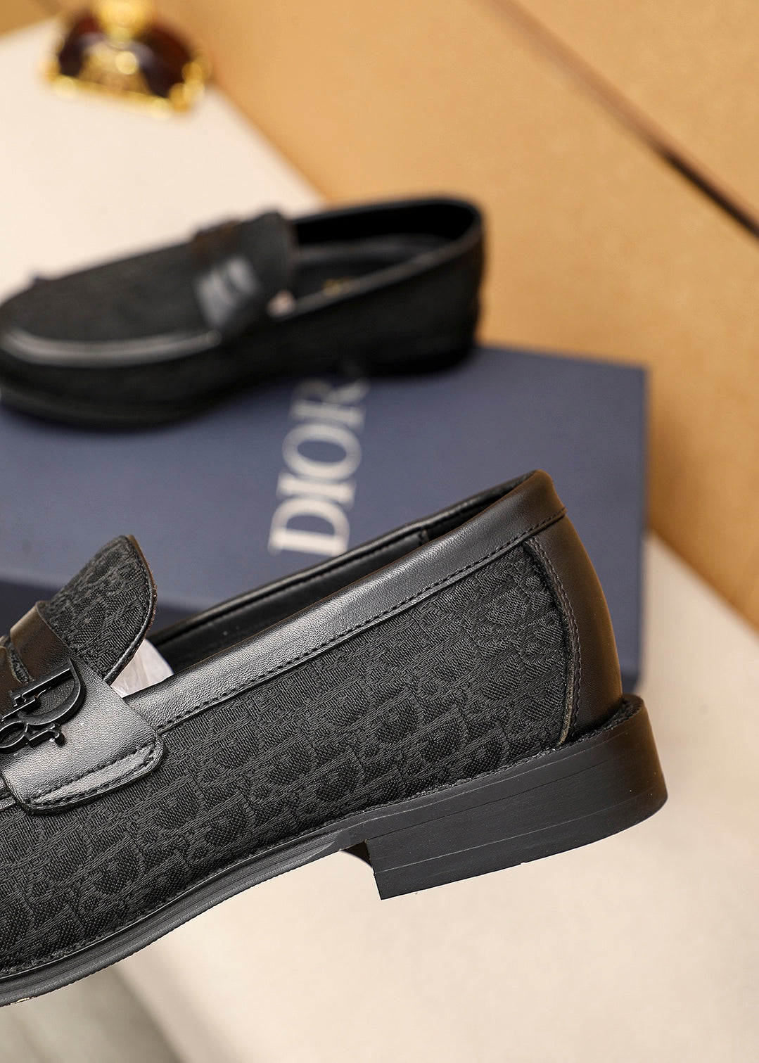 דיור מוקסין שחור