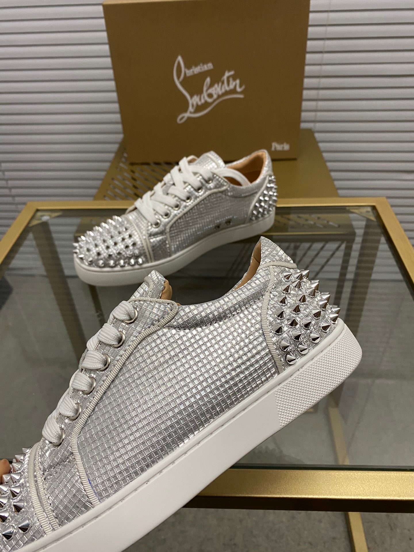 לובטיין סניקרס כסף