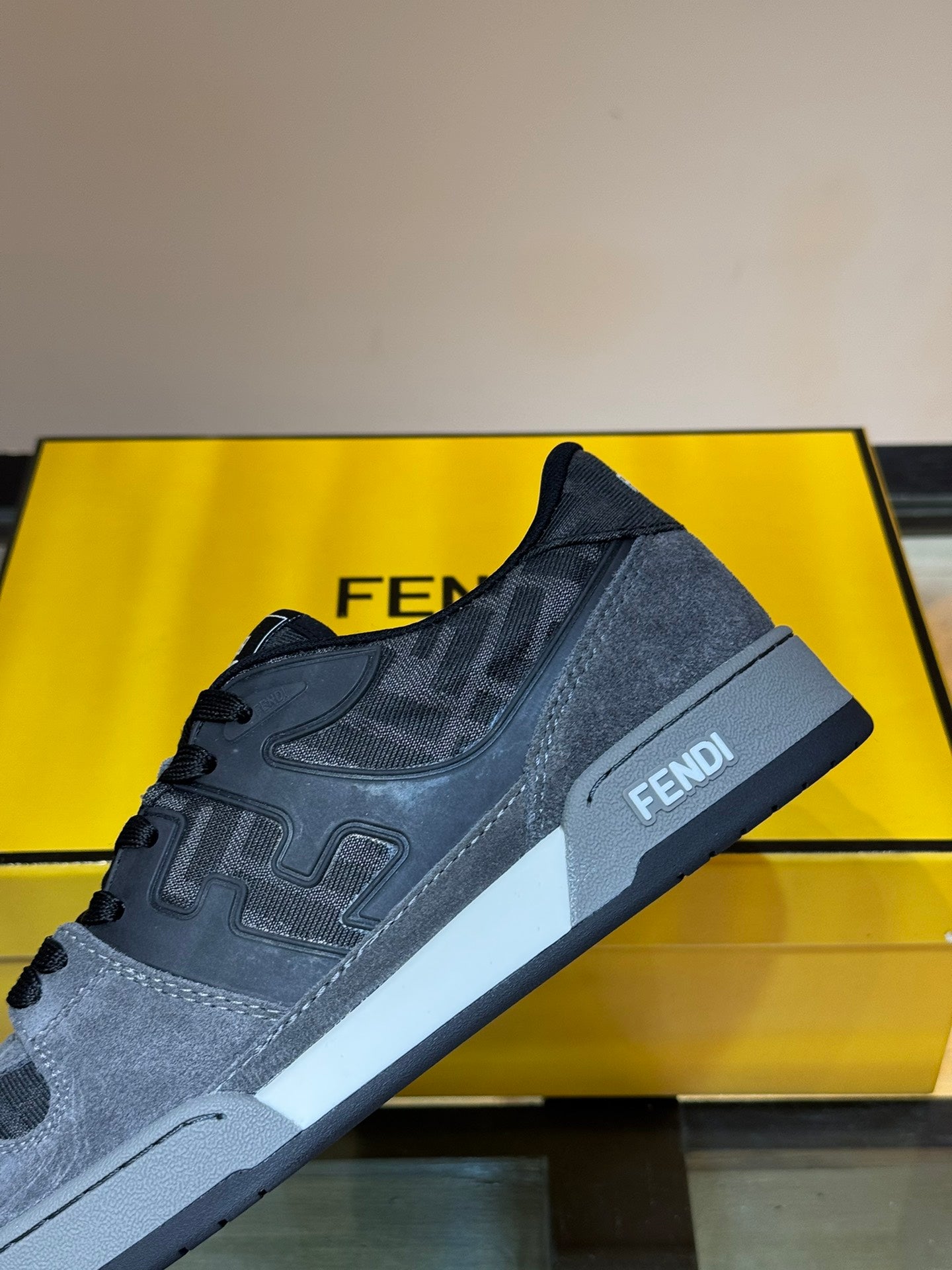 פנדי סניקרס שחור חצי עור