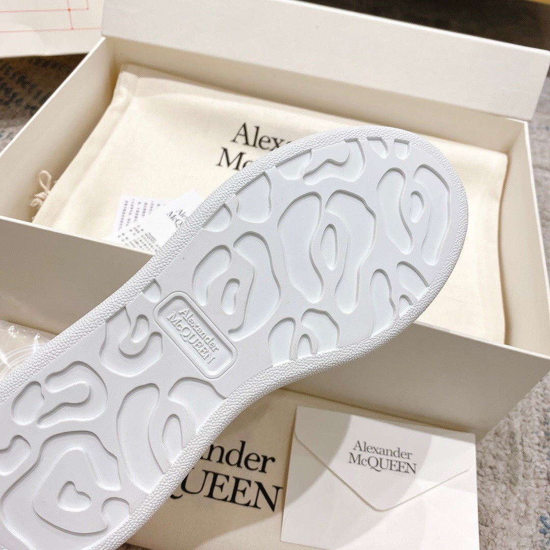 מקווין סניקרס לבן עם שרוך אפור