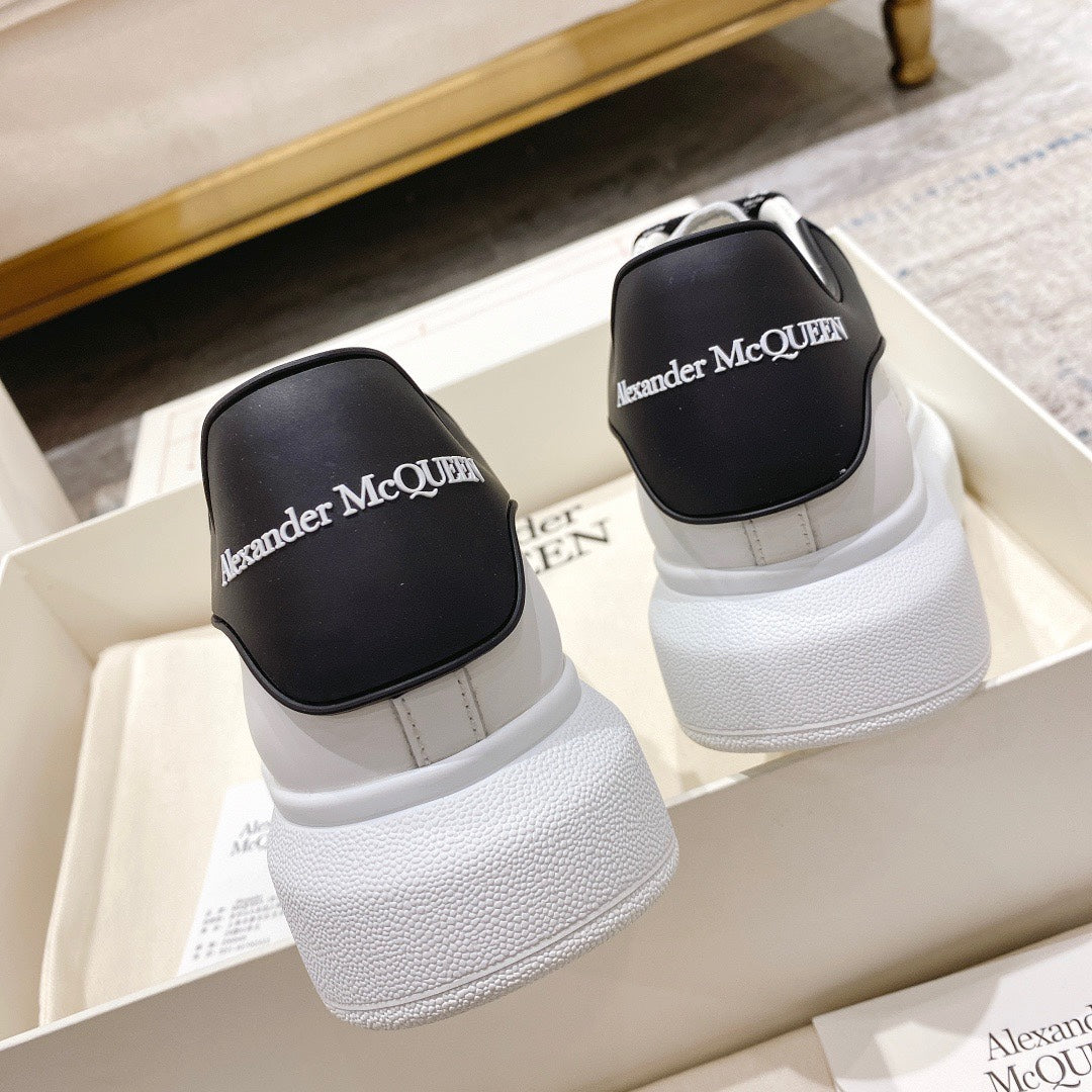 מקווין סניקרס לבן עם שרוך שחור