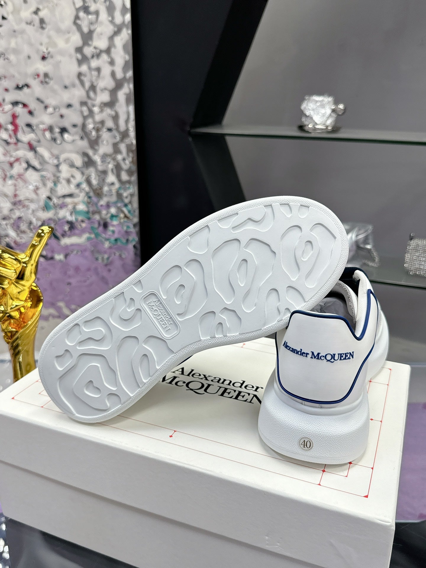 מקווין סניקרס לבן עם שרוך כחול