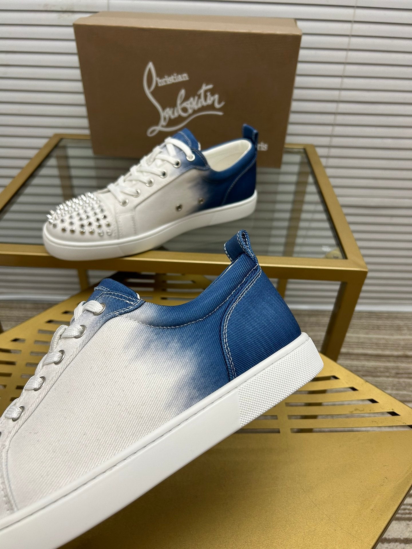 לובטיין סניקרס לבן חצי ג'ינס