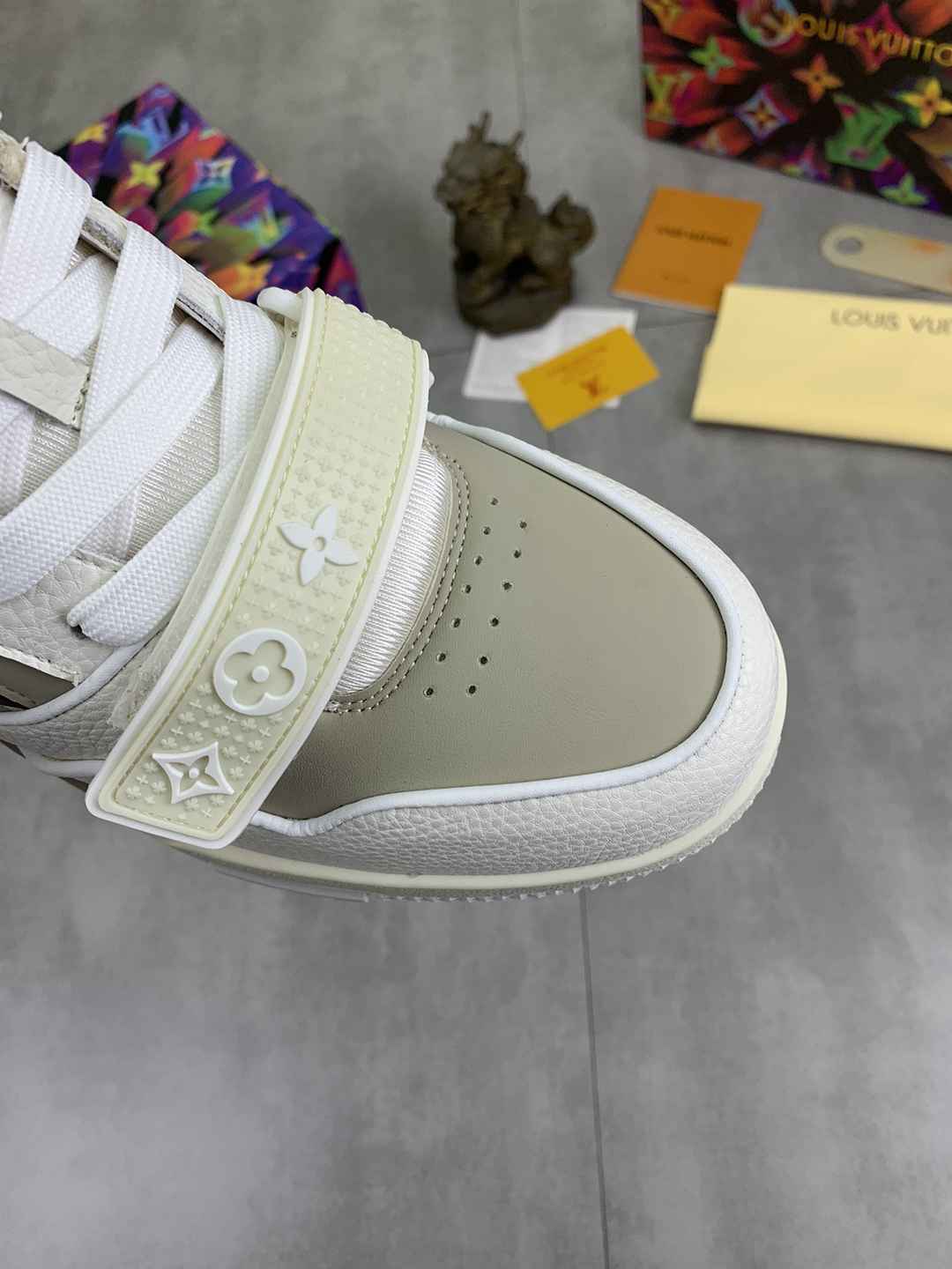 לבן קרם Vito לואי ויטון