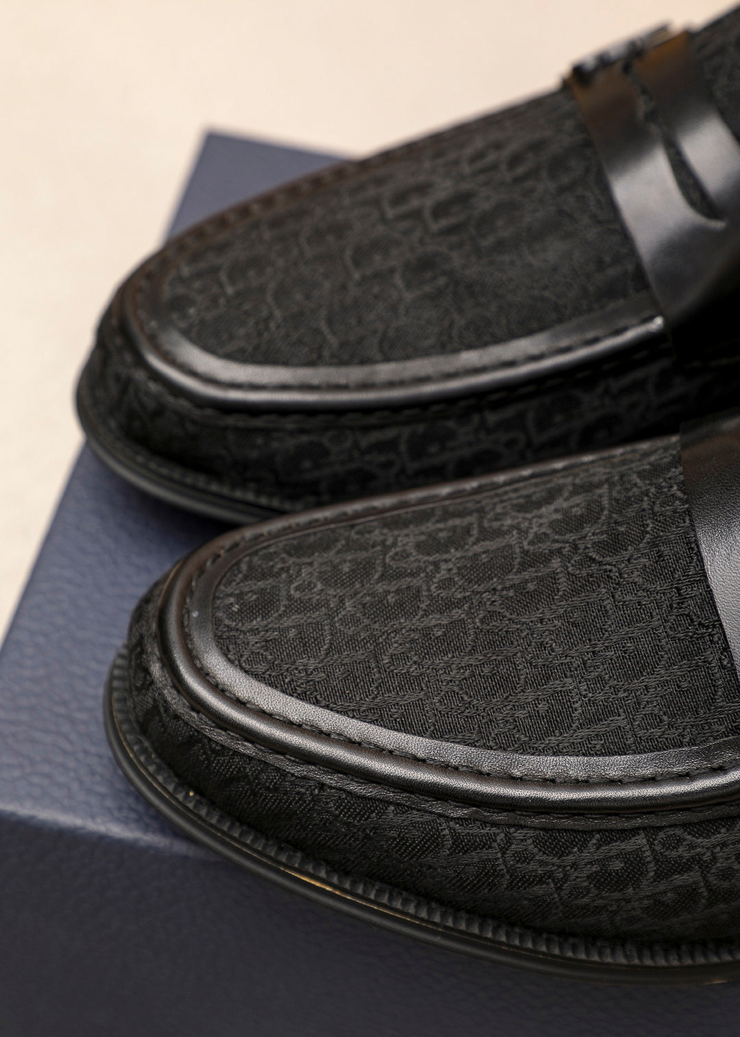 דיור מוקסין שחור