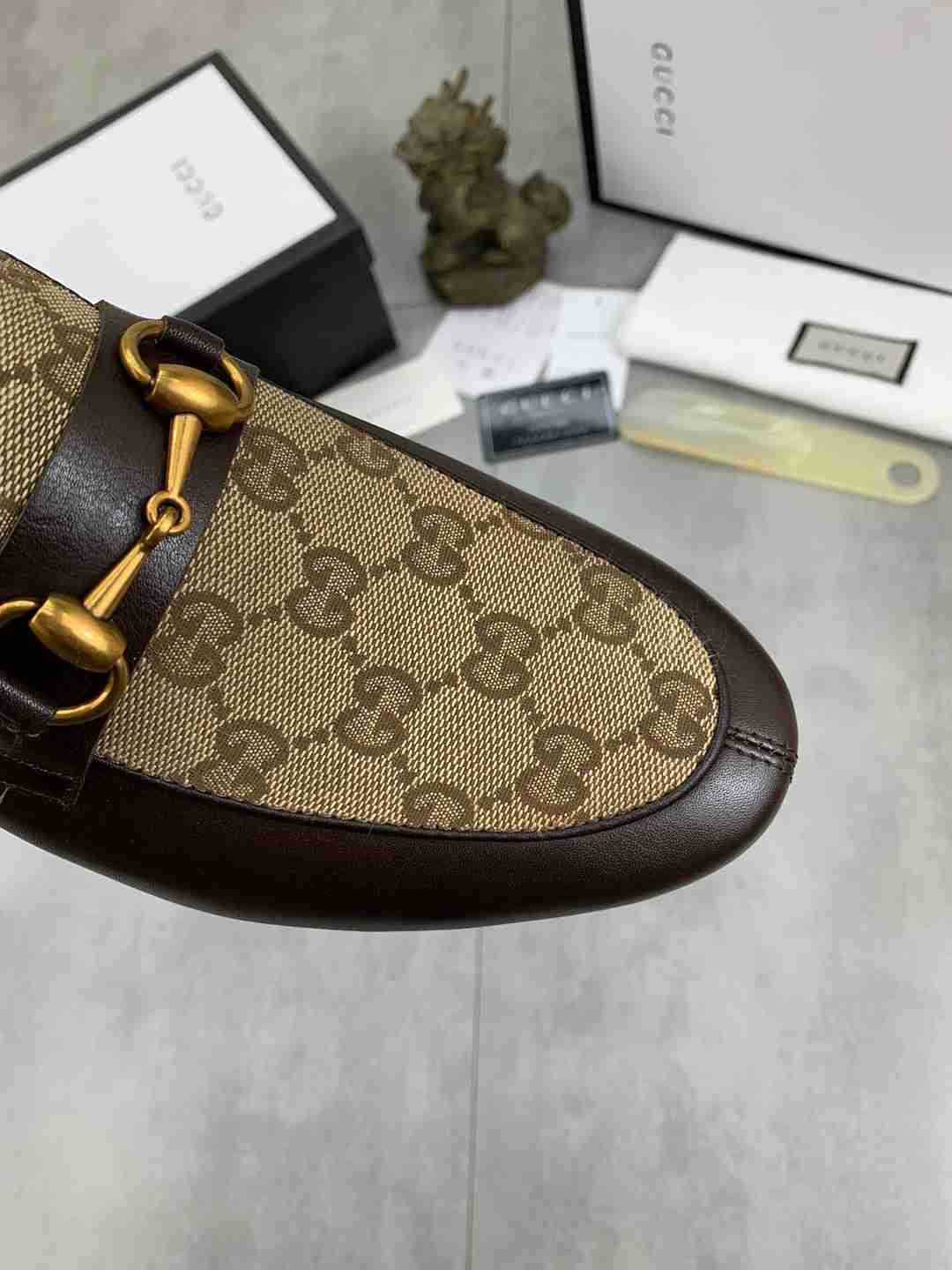 גוצ'י מוקסין חום חצי עור