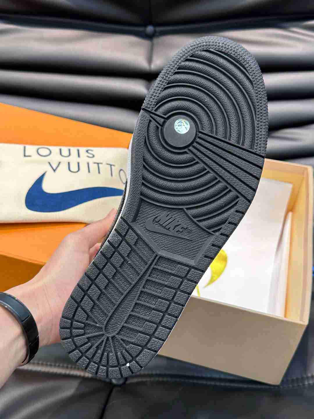 סניקרס נייק לואי ויטון לבן שחור