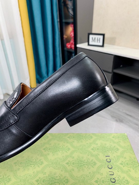 גוצ'י מוקסין שחור חצי עור