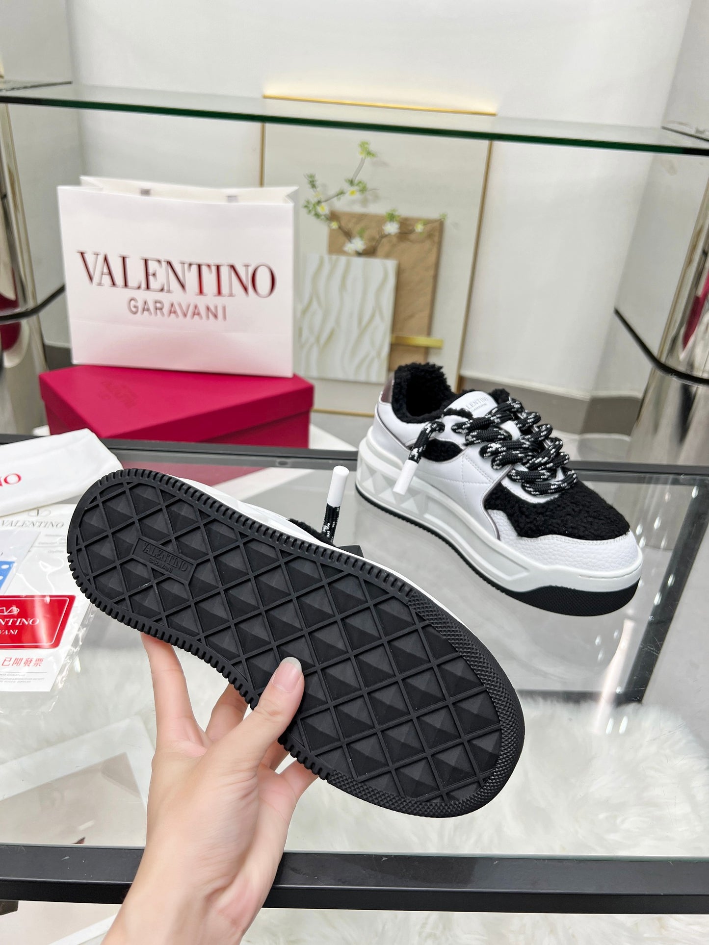 ולנטינו סניקרס פרווה שחור לבן